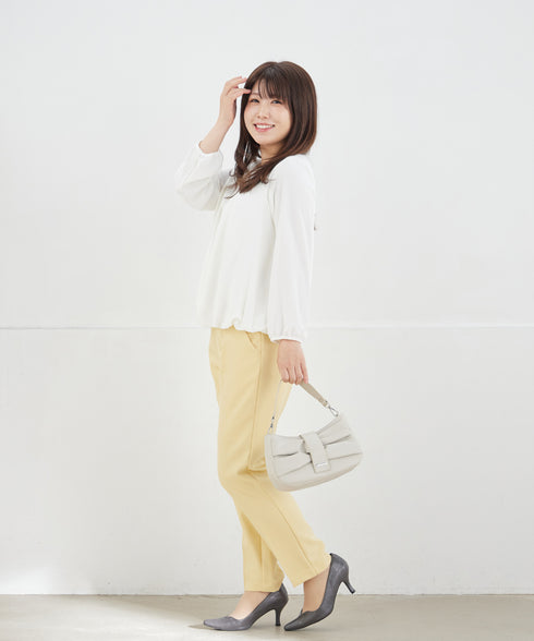 ネックレス見えパーツ付きタックブラウス