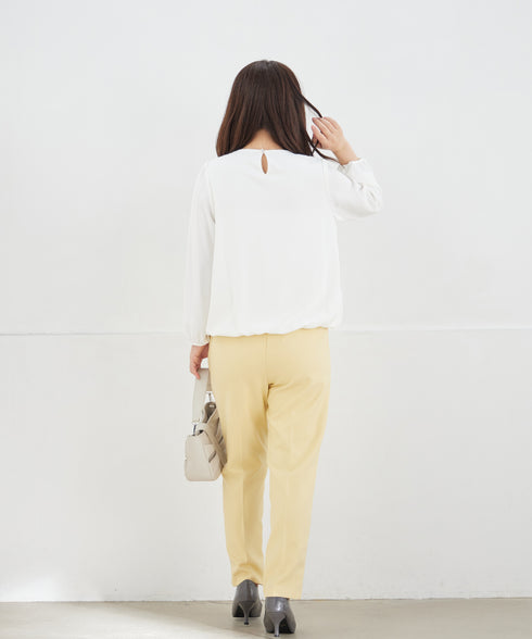 ネックレス見えパーツ付きタックブラウス