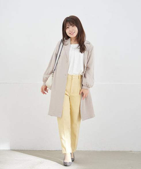 ネックレス見えパーツ付きタックブラウス