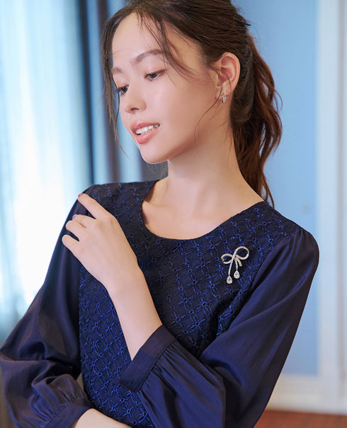 【安田美沙子さん着用】キュービックリボンモチーフブローチ