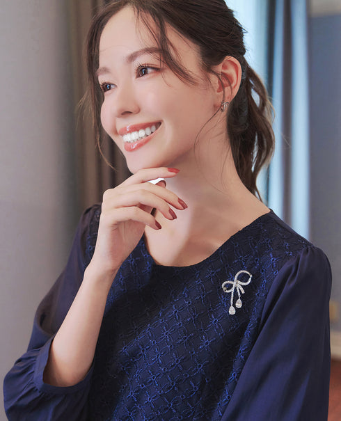 【安田美沙子さん着用】キュービックリボンモチーフブローチ