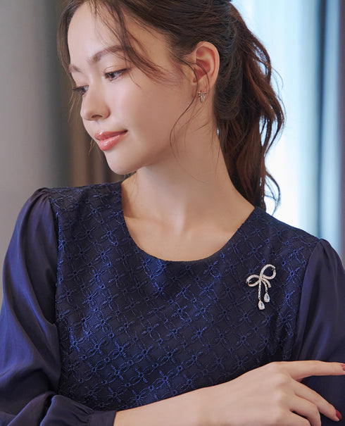 【安田美沙子さん着用】キュービックリボンモチーフブローチ