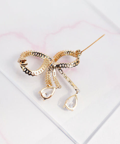 【安田美沙子さん着用】キュービックリボンモチーフブローチ