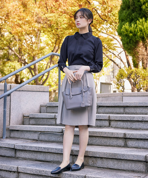 襟刺繍ピンタックブラウス