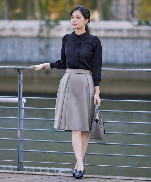 襟刺繍ピンタックブラウス