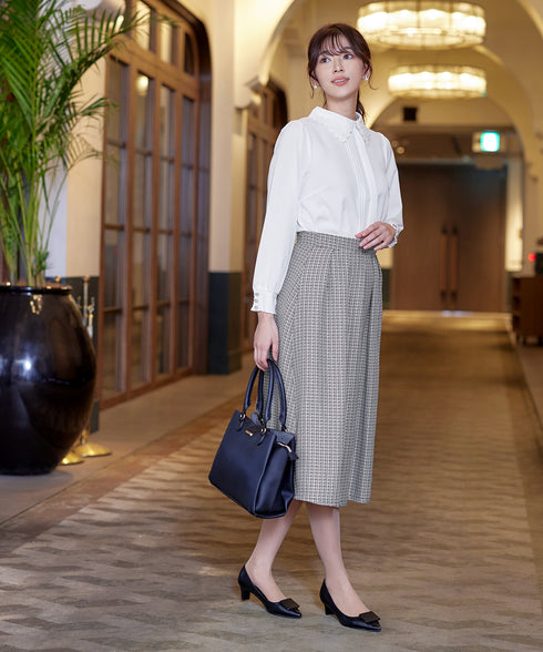 襟刺繍ピンタックブラウス