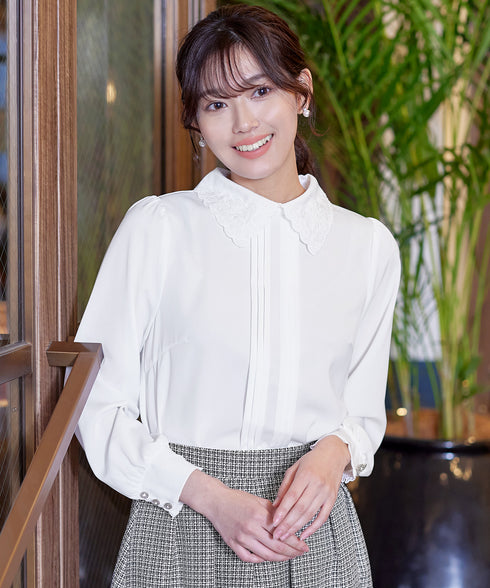 襟刺繍ピンタックブラウス