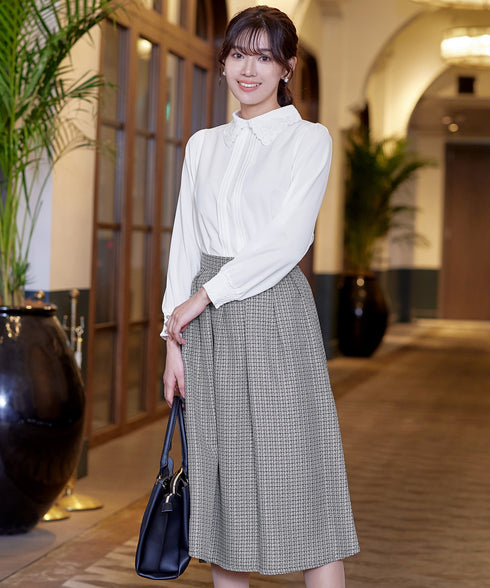 襟刺繍ピンタックブラウス