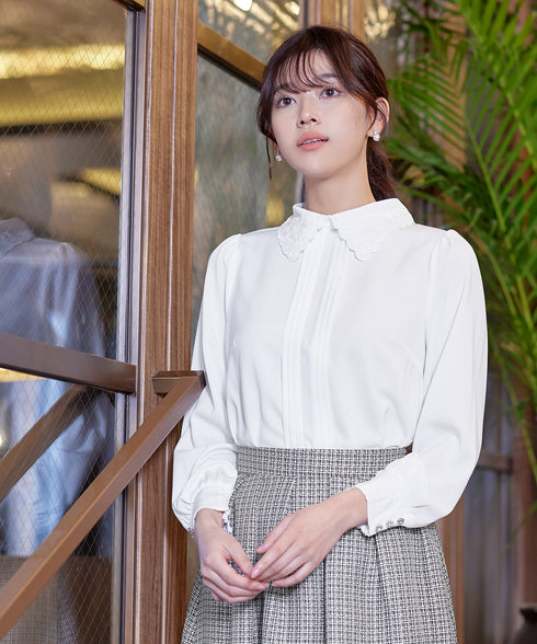 襟刺繍ピンタックブラウス