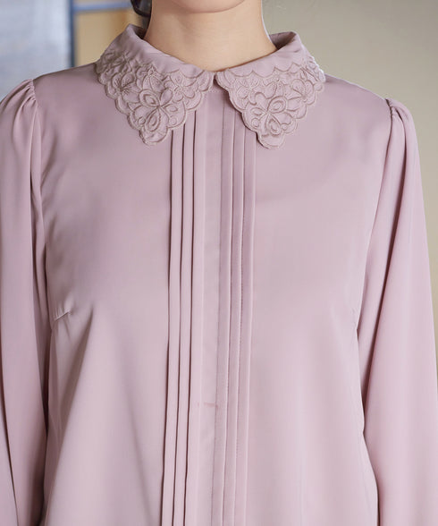 襟刺繍ピンタックブラウス