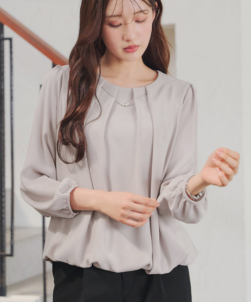 ネックレス見えパーツ付きタックブラウス
