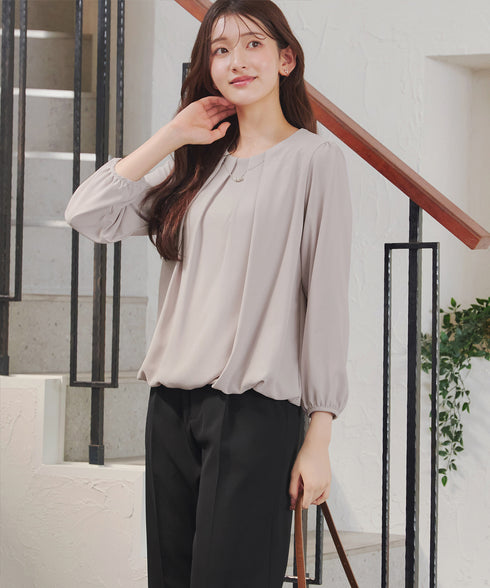 ネックレス見えパーツ付きタックブラウス