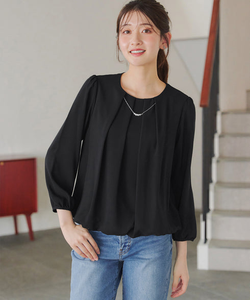 ネックレス見えパーツ付きタックブラウス