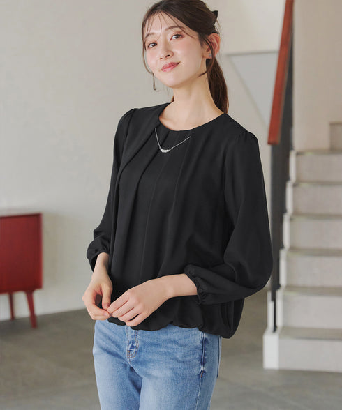 ネックレス見えパーツ付きタックブラウス