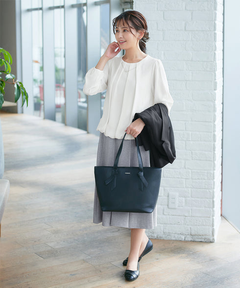 ネックレス見えパーツ付きタックブラウス