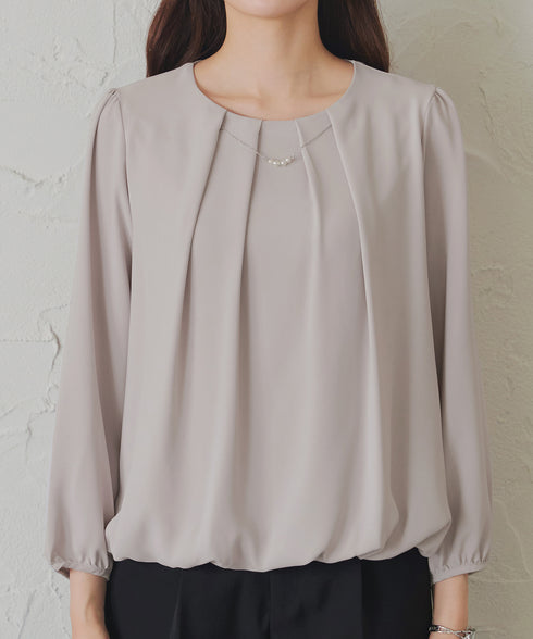 ネックレス見えパーツ付きタックブラウス
