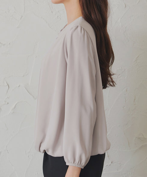 ネックレス見えパーツ付きタックブラウス