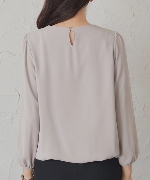 ネックレス見えパーツ付きタックブラウス