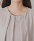 ネックレス見えパーツ付きタックブラウス