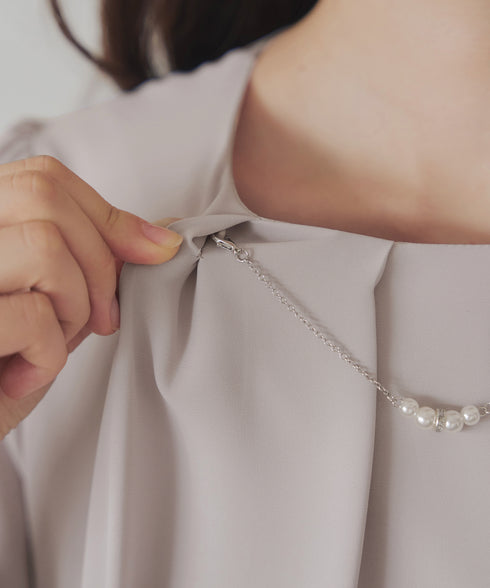 ネックレス見えパーツ付きタックブラウス