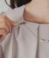 ネックレス見えパーツ付きタックブラウス