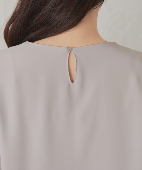 ネックレス見えパーツ付きタックブラウス