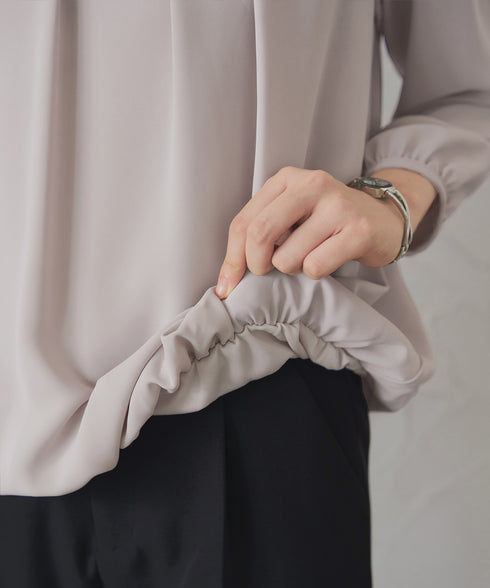 ネックレス見えパーツ付きタックブラウス