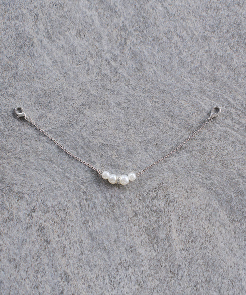 ネックレス見えパーツ付きタックブラウス