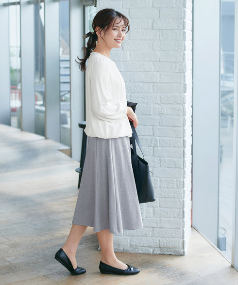 ネックレス見えパーツ付きタックブラウス