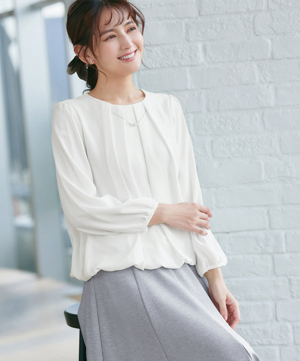 ネックレス見えパーツ付きタックブラウス