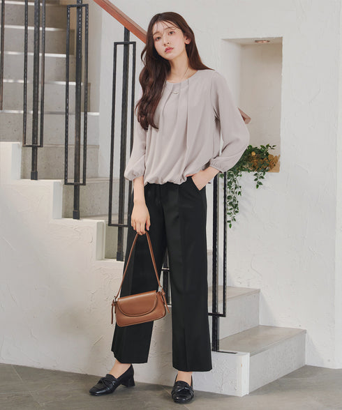 ネックレス見えパーツ付きタックブラウス