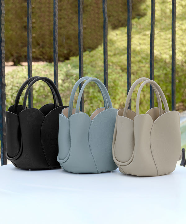 【安田美沙子さん着用 / ポーチ・ショルダー紐付き】フラワーカットフェイクレザーバッグ