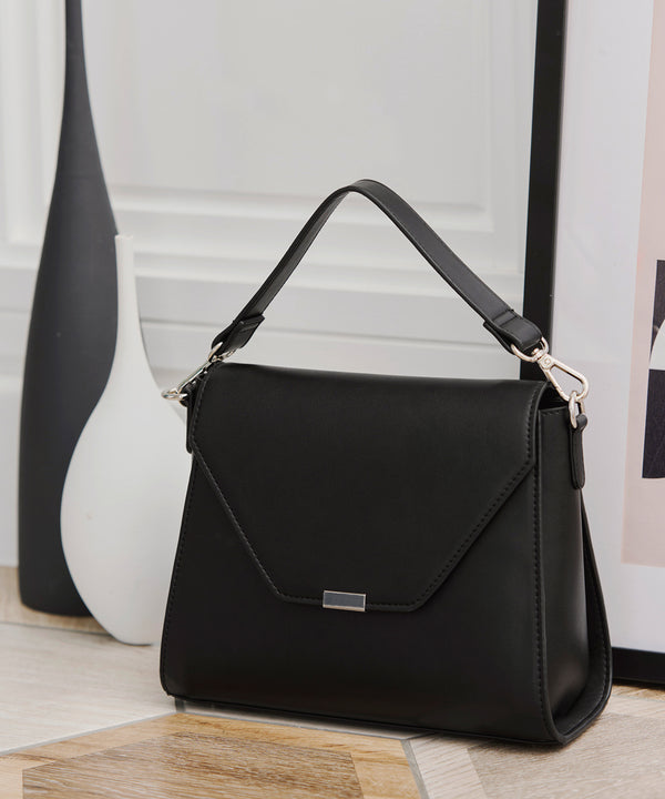 【安田美沙子さん着用 / アウトレット / 4way / 2TYPEハンドル】パールチェーン付きハーフフォーマルミニバッグ