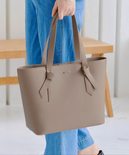 【安田美沙子さん着用 / アウトレット】リボンデザイン通勤バッグ