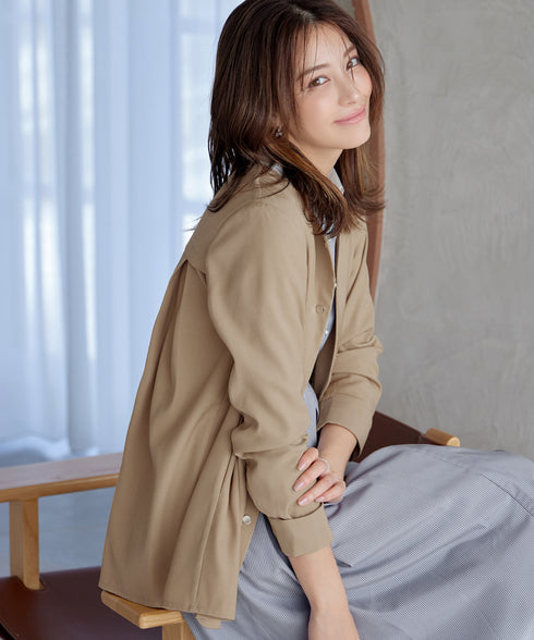 ノーカラー後ろタックフレアコート