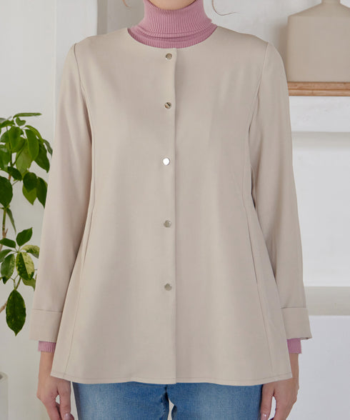 ノーカラー後ろタックフレアコート