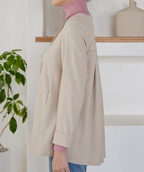 ノーカラー後ろタックフレアコート