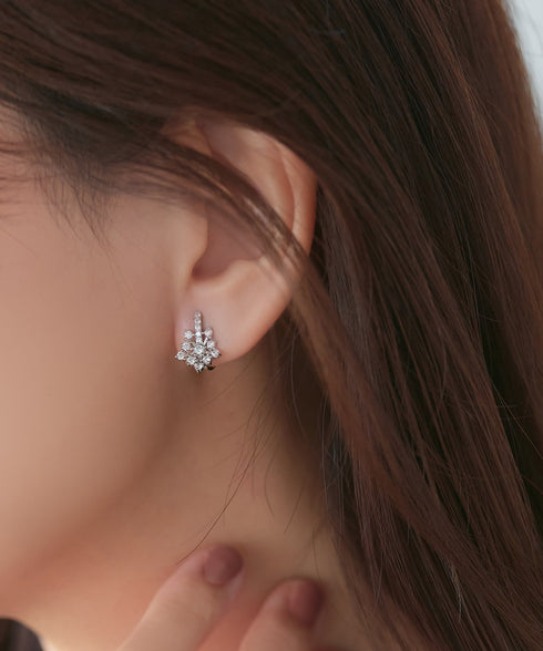 【安田美沙子さん着用 / 金属アレルギー対応】スノーフレークピアス/イヤリング