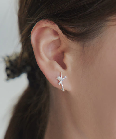 【安田美沙子さん着用 / 金属アレルギー対応】パール付きクロスピアス/イヤリング