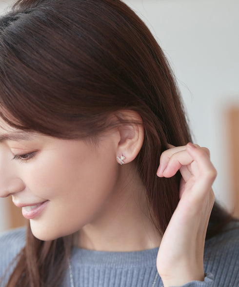 【安田美沙子さん着用 / 金属アレルギー対応】パール付きクロスピアス/イヤリング