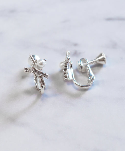 【安田美沙子さん着用 / 金属アレルギー対応】パール付きクロスピアス/イヤリング