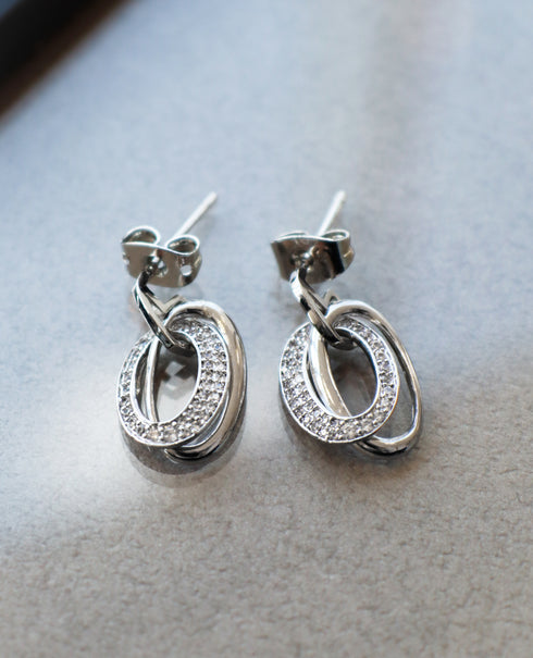 【安田美沙子さん着用 / 金属アレルギー対応】 キュービックレイヤードフープピアス