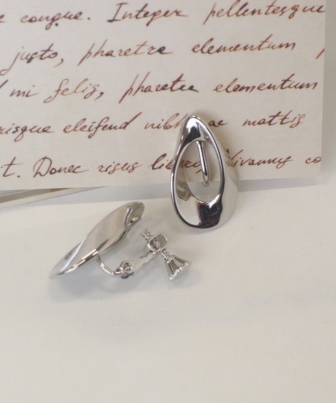 【安田美沙子さん着用 / 金属アレルギー対応】ツイストドロップイヤリング