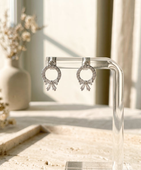 【金属アレルギー対応商品】フロントサークルリボンピアス