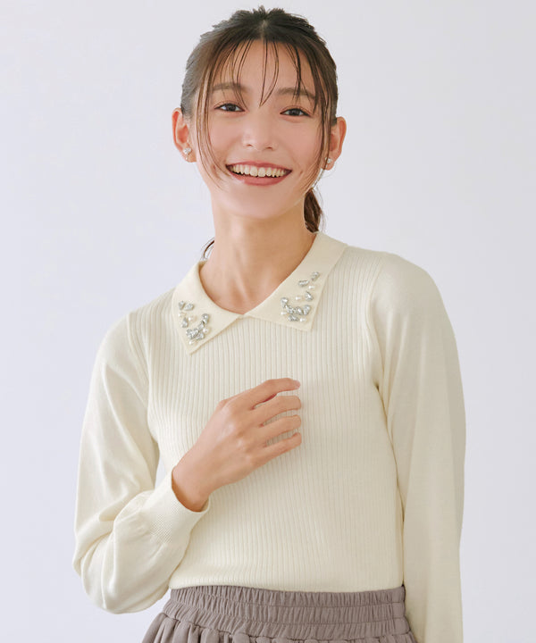 襟ビジュー付きニットプルオーバー