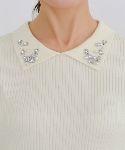 襟ビジュー付きニットプルオーバー