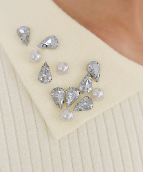 襟ビジュー付きニットプルオーバー