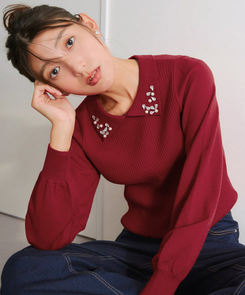 襟ビジュー付きニットプルオーバー