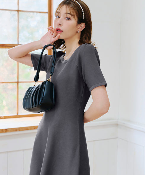 【アウトレット】クールネック半袖ニットフレアワンピース