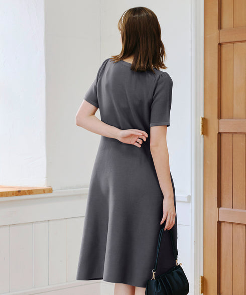 【アウトレット】クールネック半袖ニットフレアワンピース